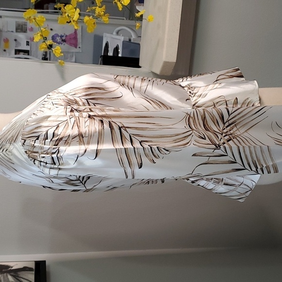 White house black market lovely woman's blouse,‎ long bell sleeves. Size small. - Picture 5 of 9